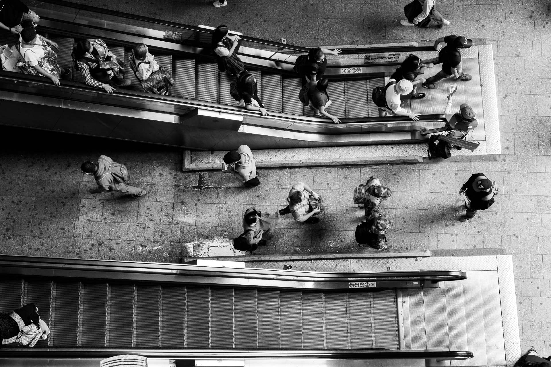 pessoas na escada rolante em preto e branco