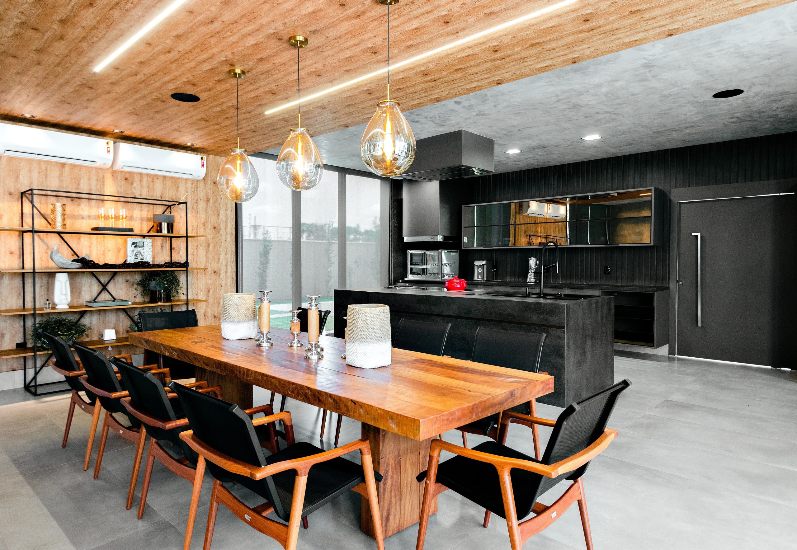 cozinha preta com madeira