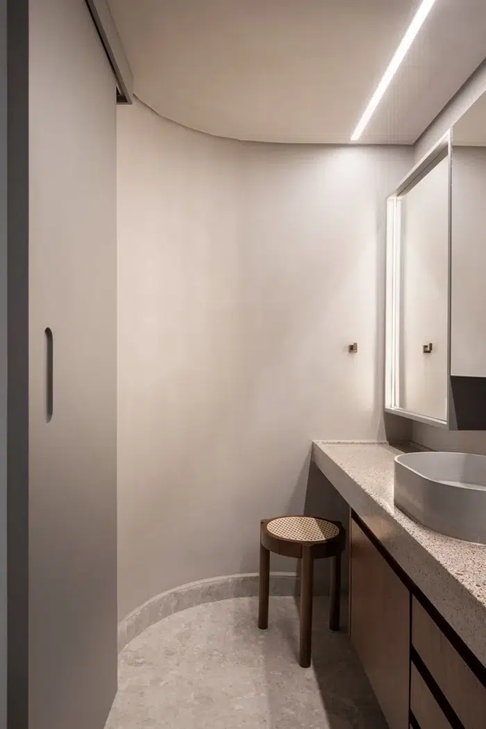Banheiro moderno com estilo minimalista, bancada e banco