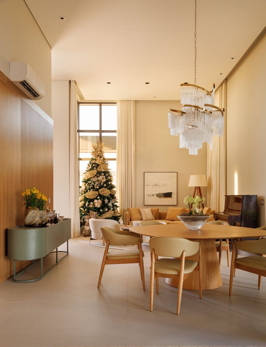 apartamento decorado com árcore de natal na cor dourada