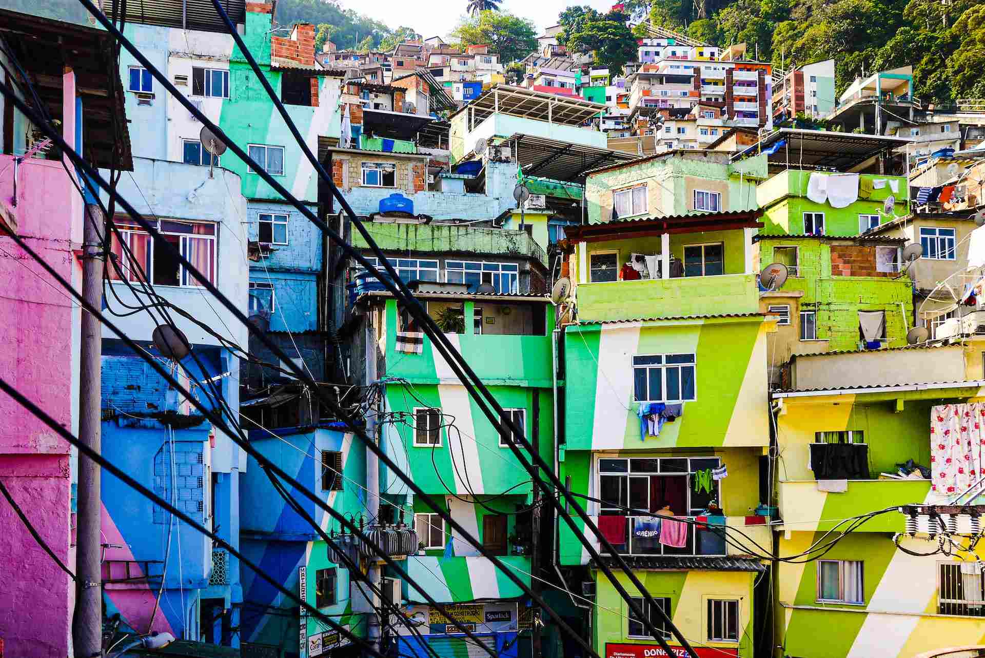 Casas coloridas em comunidade no Rio de Janeiro