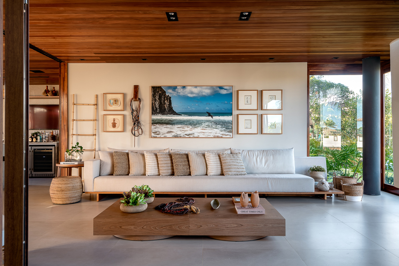 Sala aconchegante em casa de praia, com predominância de tons terrosos e elementos naturais