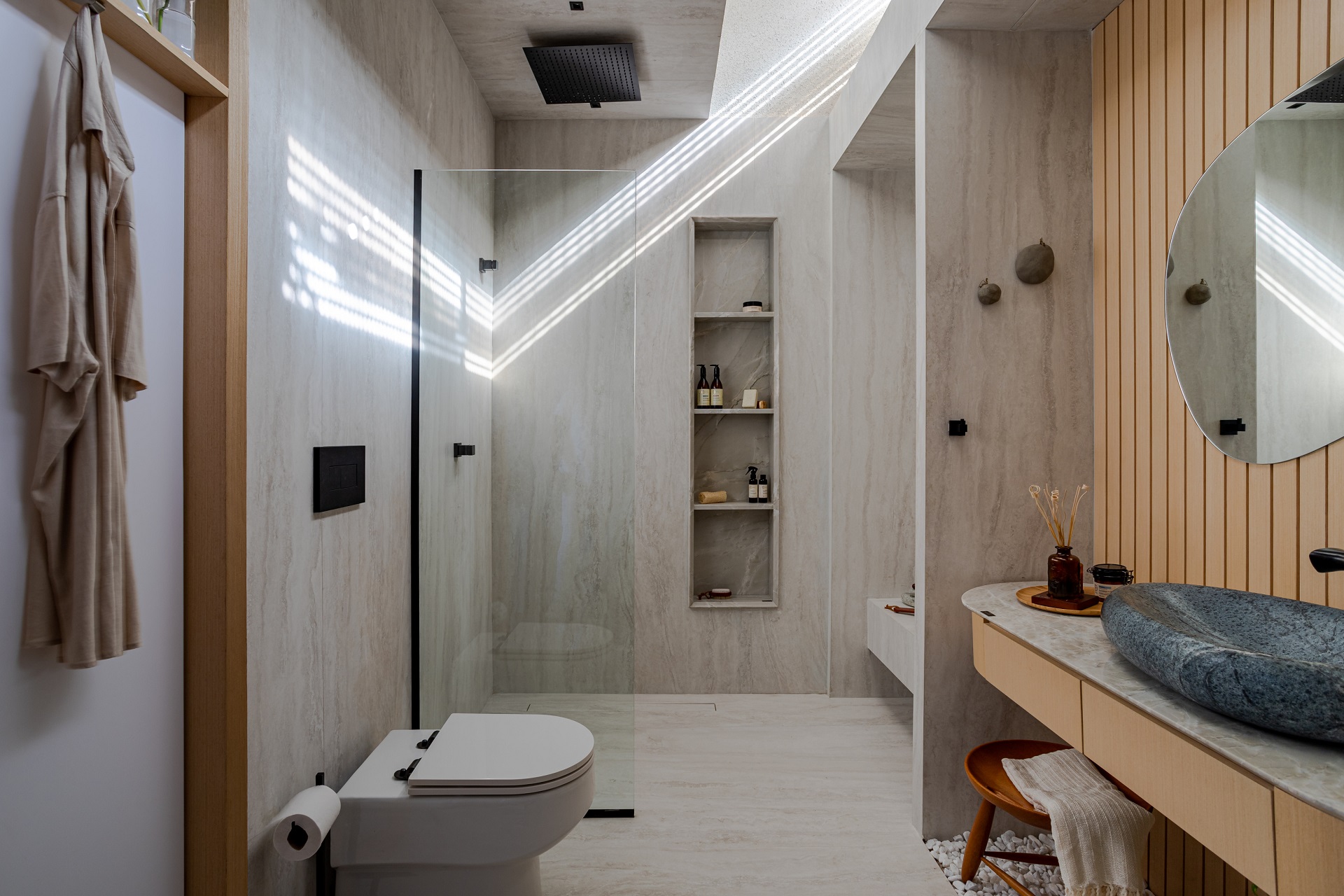 Banheiro com piso e paredes em porcelanato marmorizado claro
