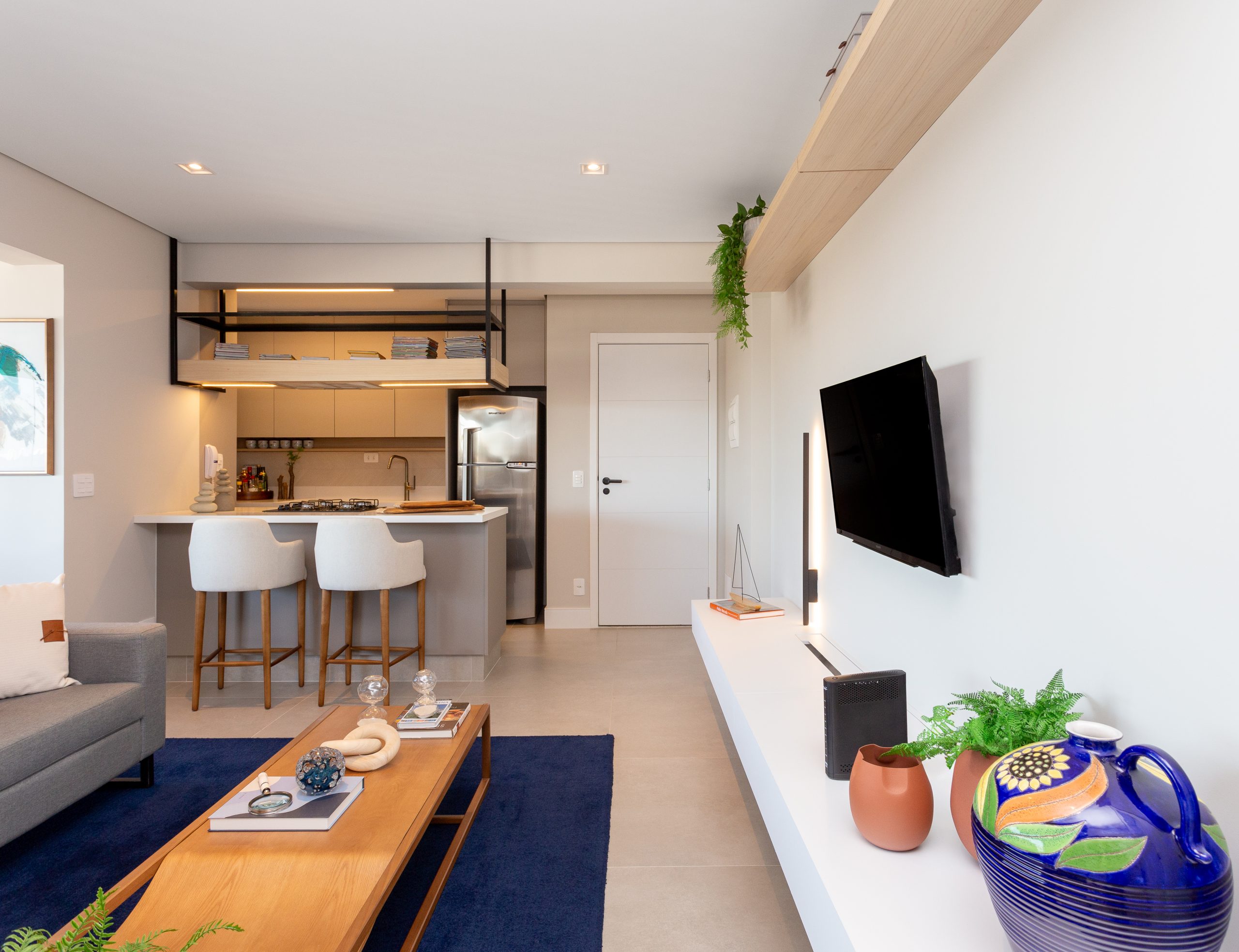 Apartamento pequeno com sala e cozinha integradas