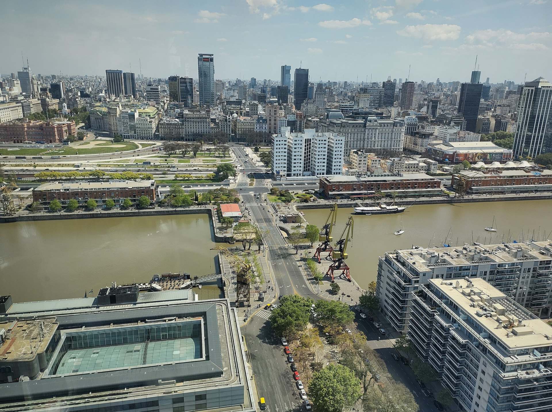 Vista área de Puerto Madero, em Buenos Aires. Paisagem com muitos prédios