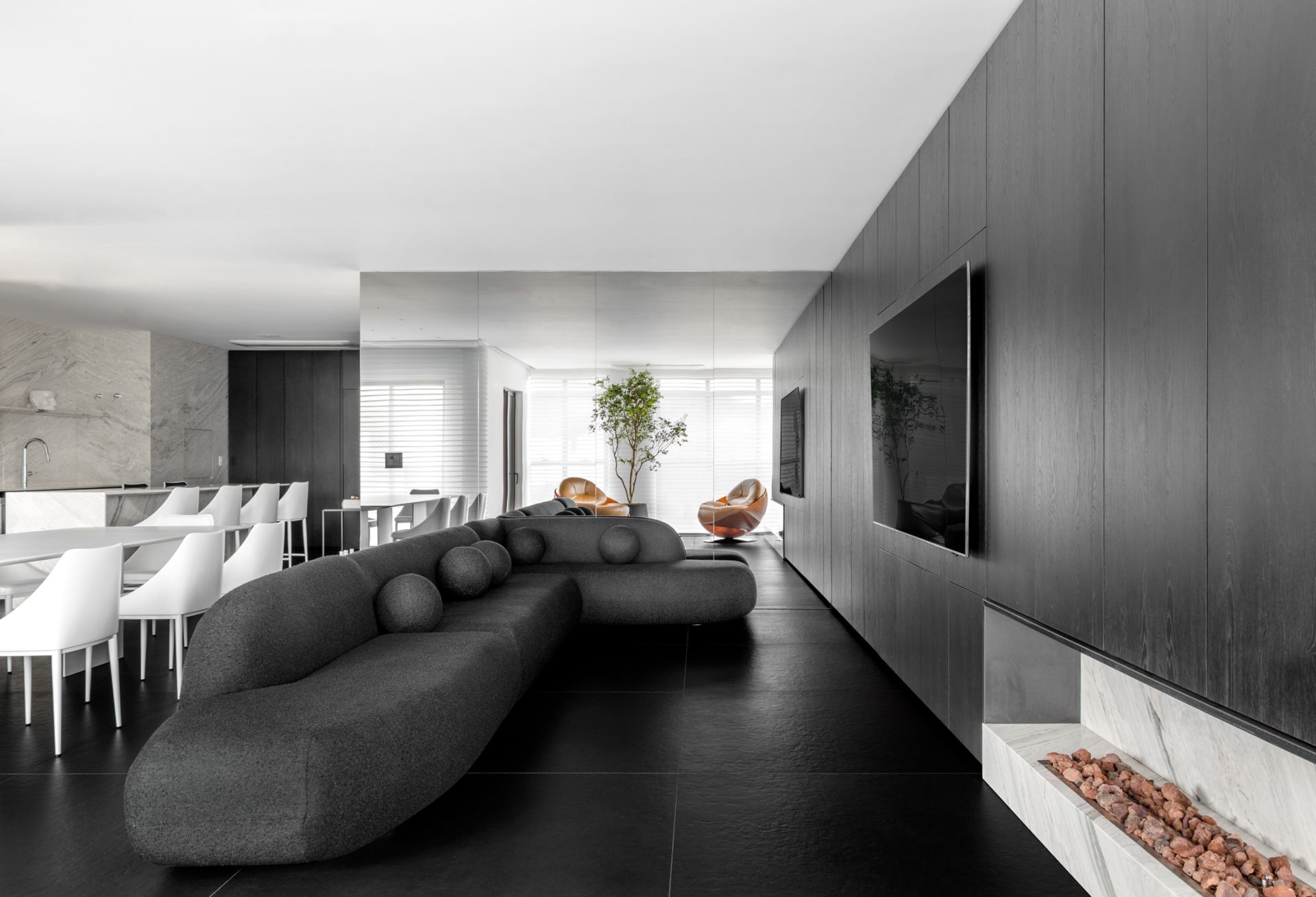 Cozinha, sala de jantar e sala de TV integradas, em estilo moderno e minimalista