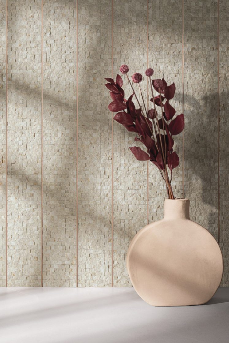 vaso com flor e revedtimento na parede com sosaico minimalista