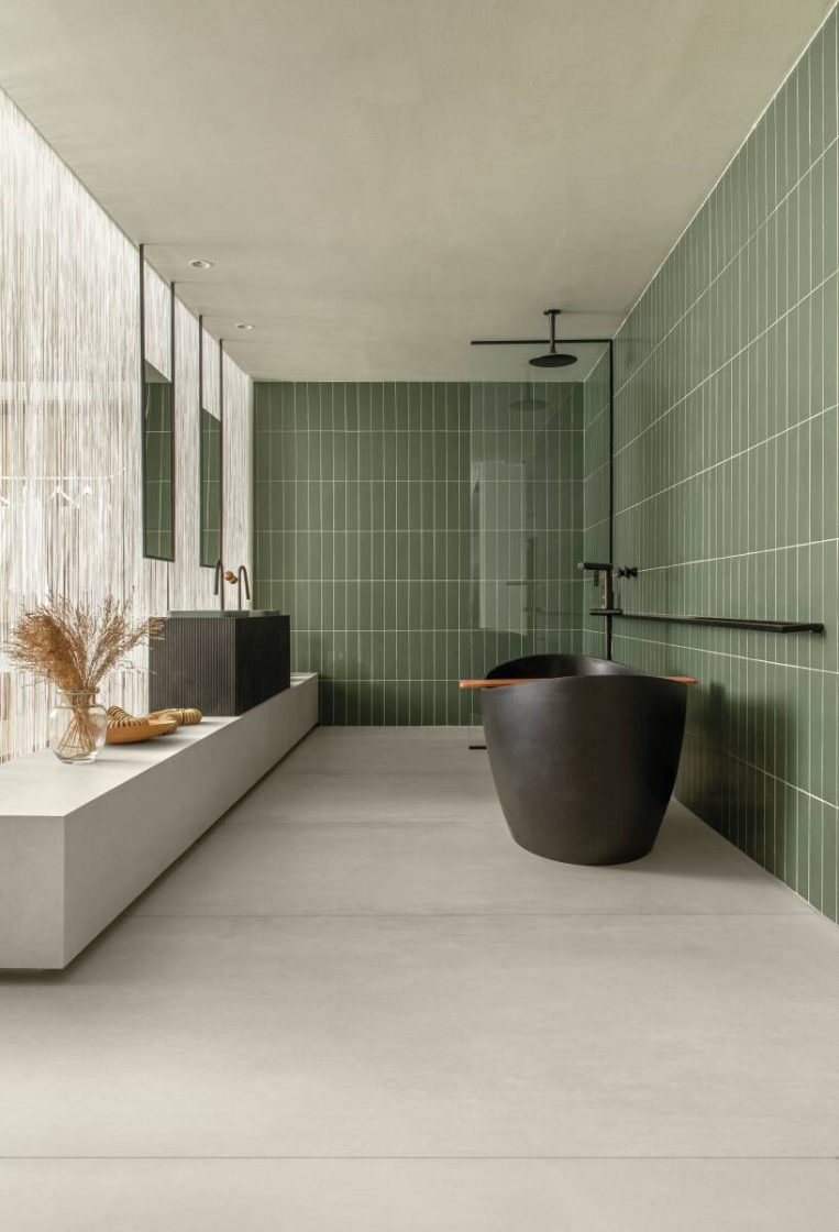 banheiro neutro com duas paredes verdes