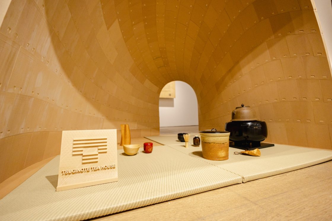 Batizada de Tsuginote Tea House, esta casa de chá de madeira é um projeto assinado pelo arquiteto japonês Kei Atsumi e pelo arquiteto francês Nicholas Préaud, com técnicas de impressão 3D em sua construção. O exemplar está exposto na Japan House, na mostra sobre a história e a tradição do chá verde japonês
