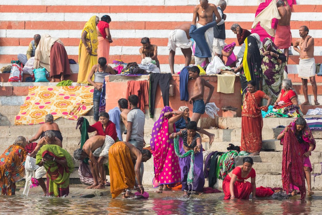 Beira do Ganges em Varanasi, Índia 