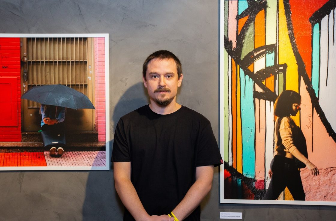 O fotógrafo Rafa Rojas posa entre suas coloridas obras de São Paulo, na exposição em cartaz no MIS