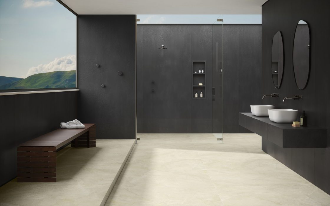 Banheiro amplo, com piso bege e paredes pretas