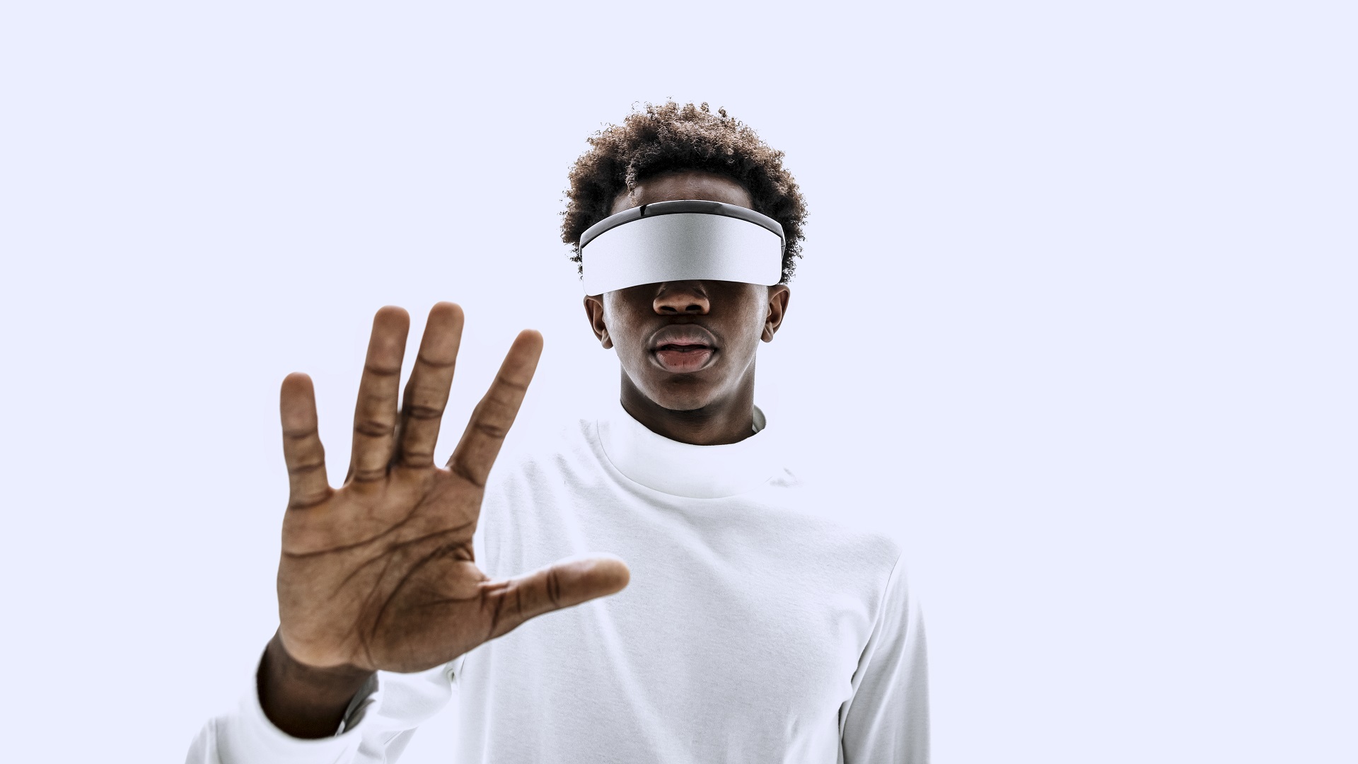 Homem usando óculos de Realidade Virtual