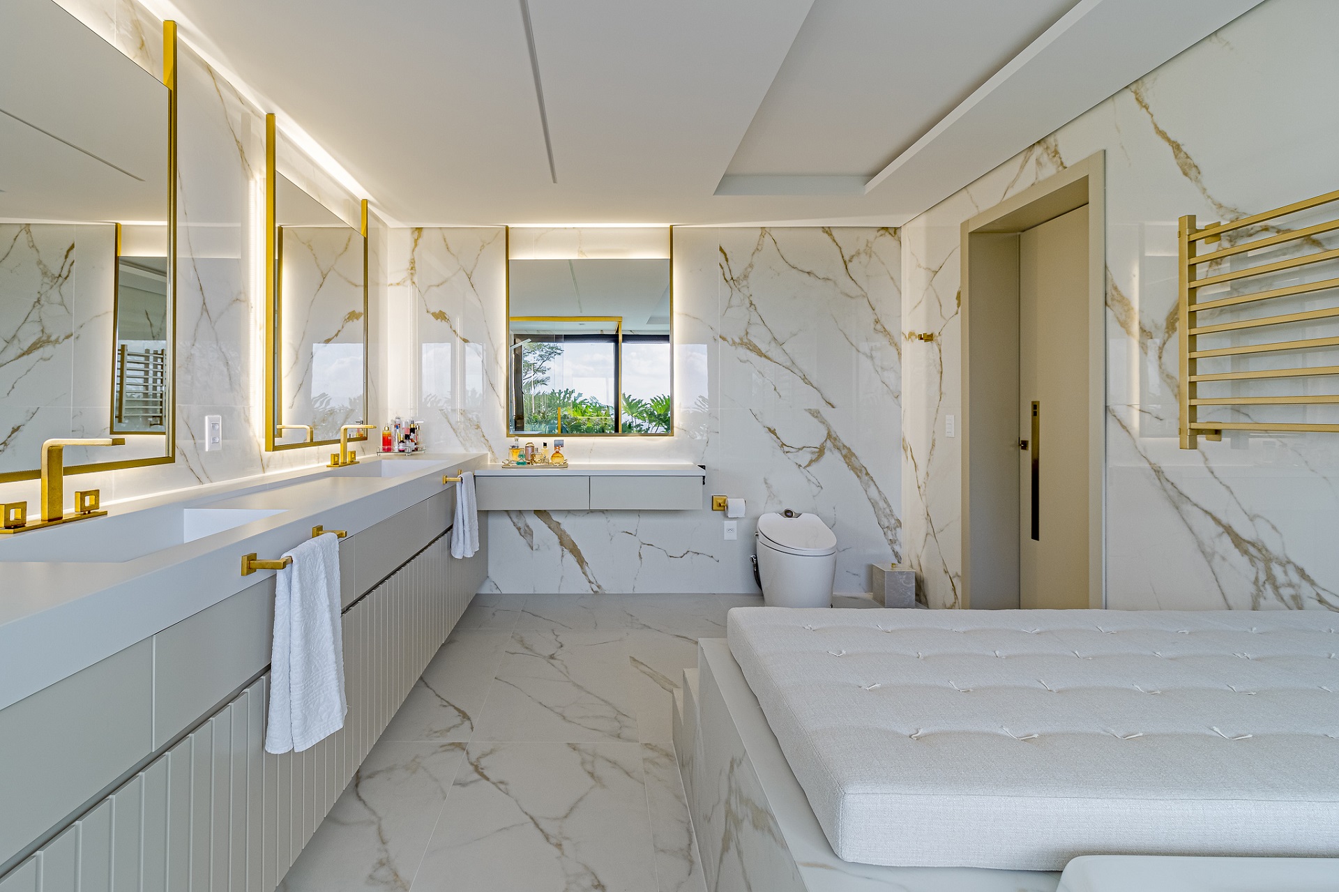 Banheiro tipo SPA, revestido com porcelanato que reproduz mármore no piso e nas paredes