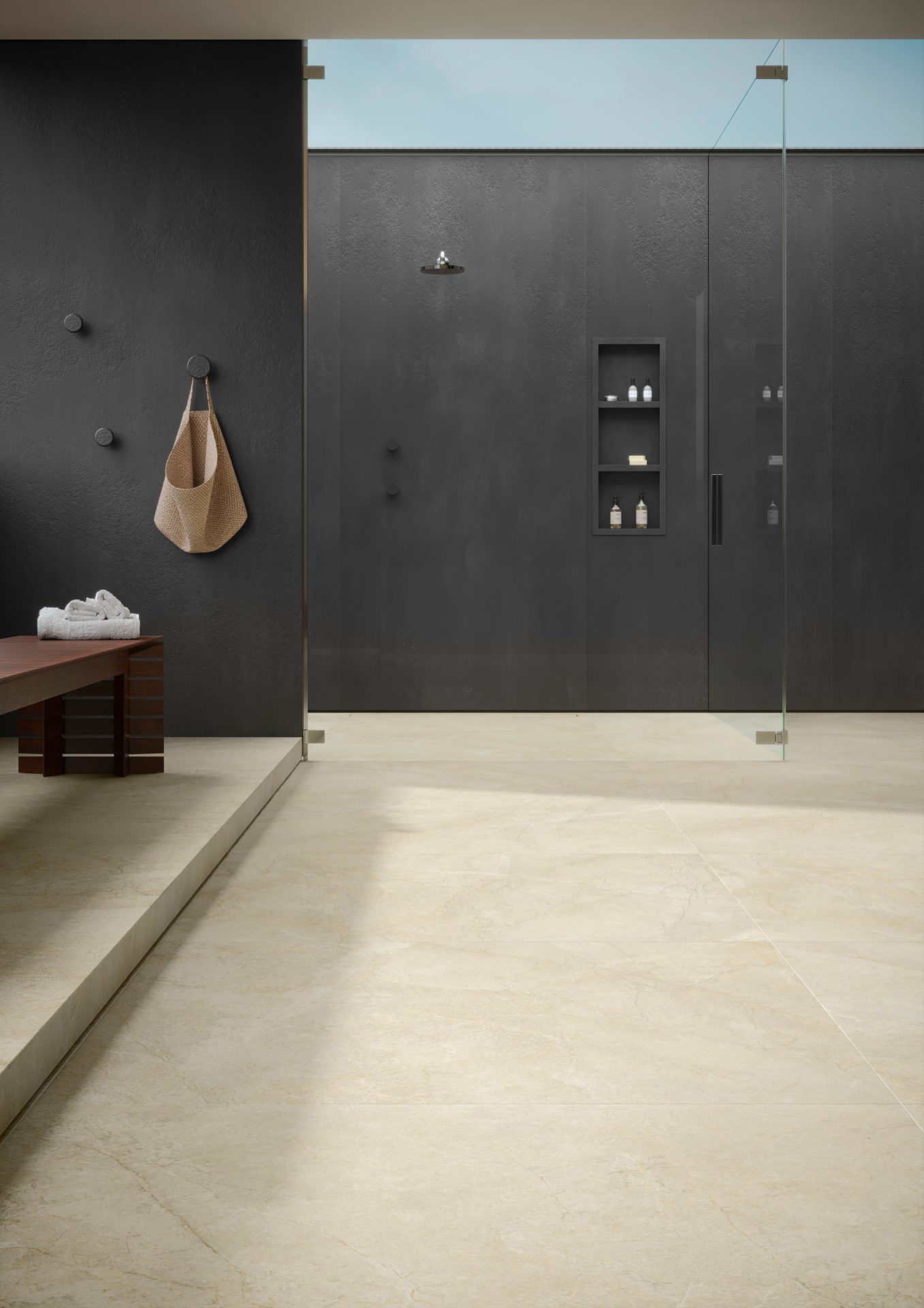Banheiro amplo com piso de mármore bege e paredes escuras