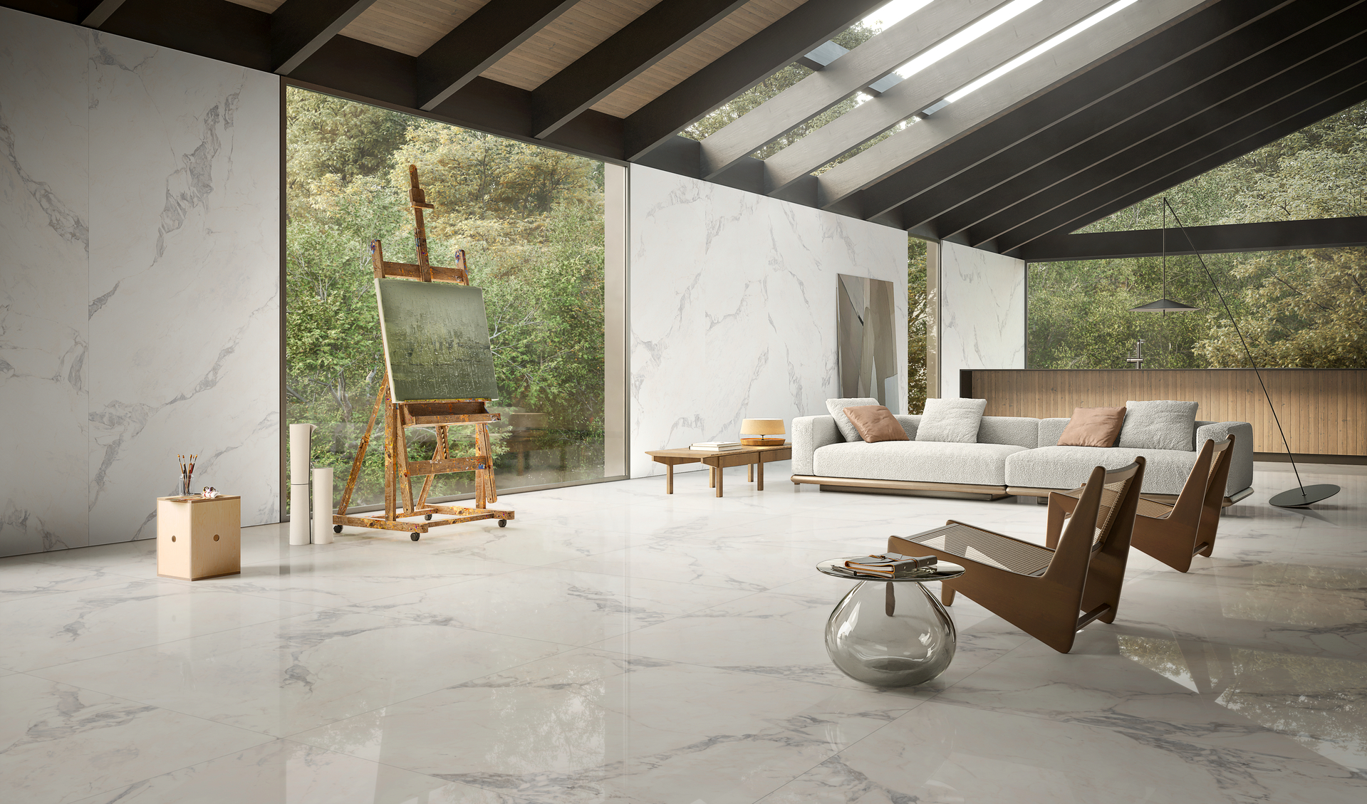 Sala de estar ampla e iluminada com piso e paredes em porcelanato que recria mármore calacata