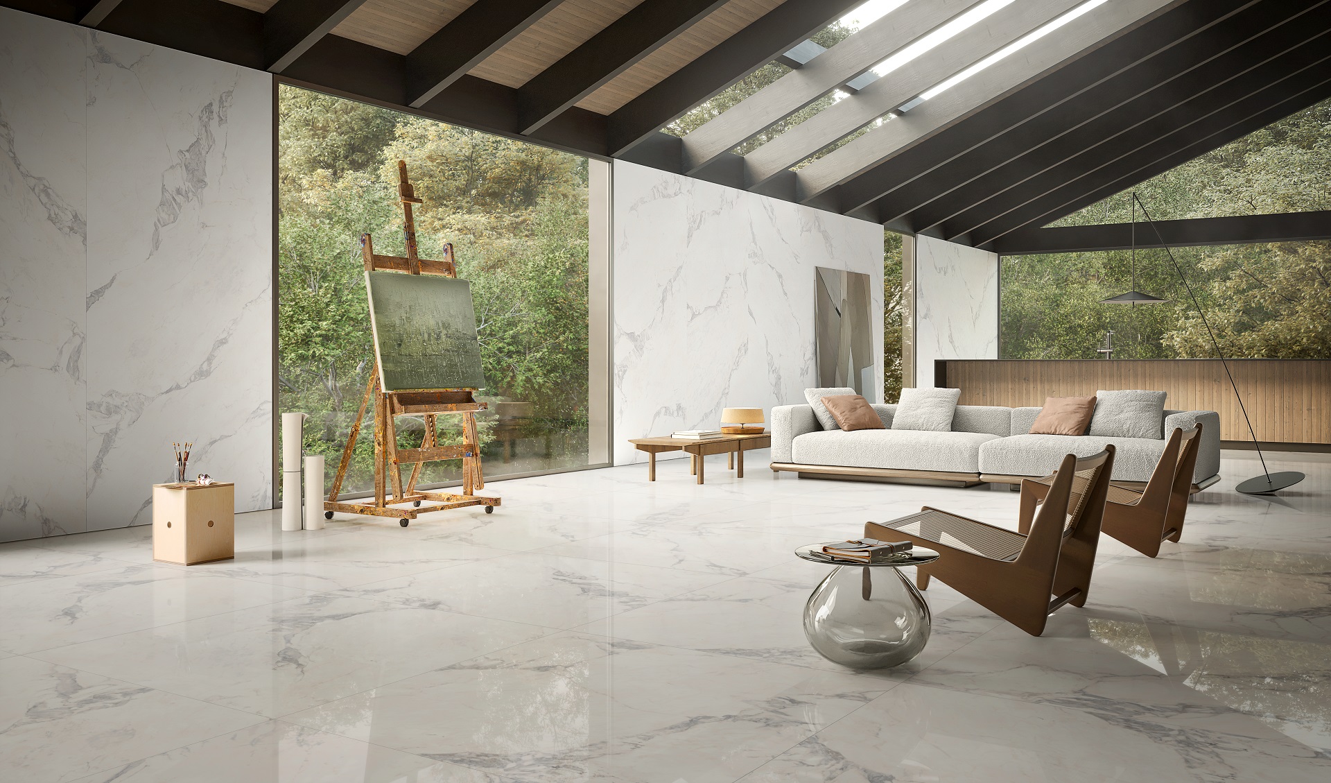 Sala ampla e clara, com piso de mármore, janelas de vidro e móveis minimalistas