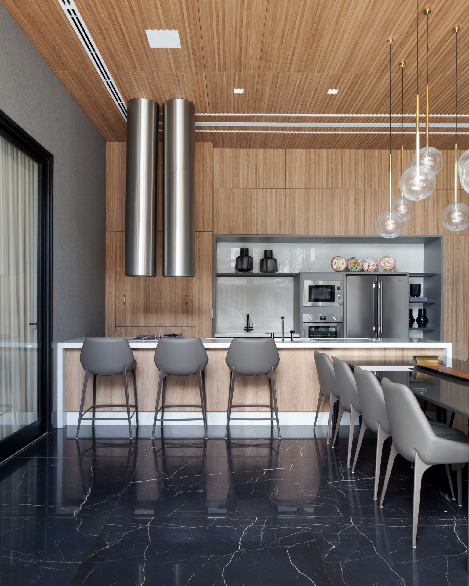 Cozinha moderna com piso que reproduz mármore preto