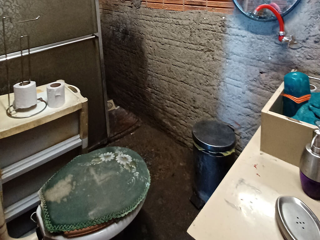 Banheiro de casa contemplada para participar do programa “Nenhuma Casa Sem banheiro”, promovido pelo Conselho de Arquitetura e Urbanismo do Rio Grande do Sul
