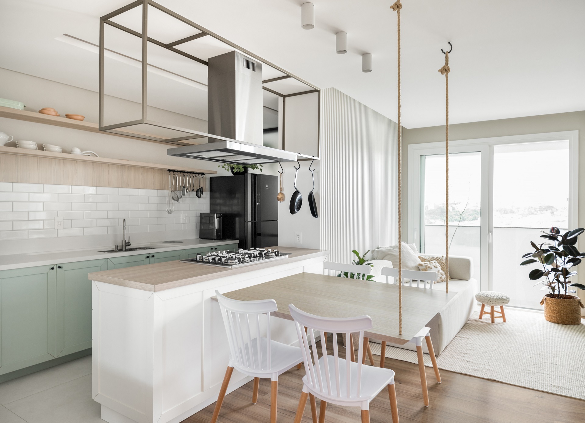 Cozinha e sala integradas em apartamento pequeno com ar retrô