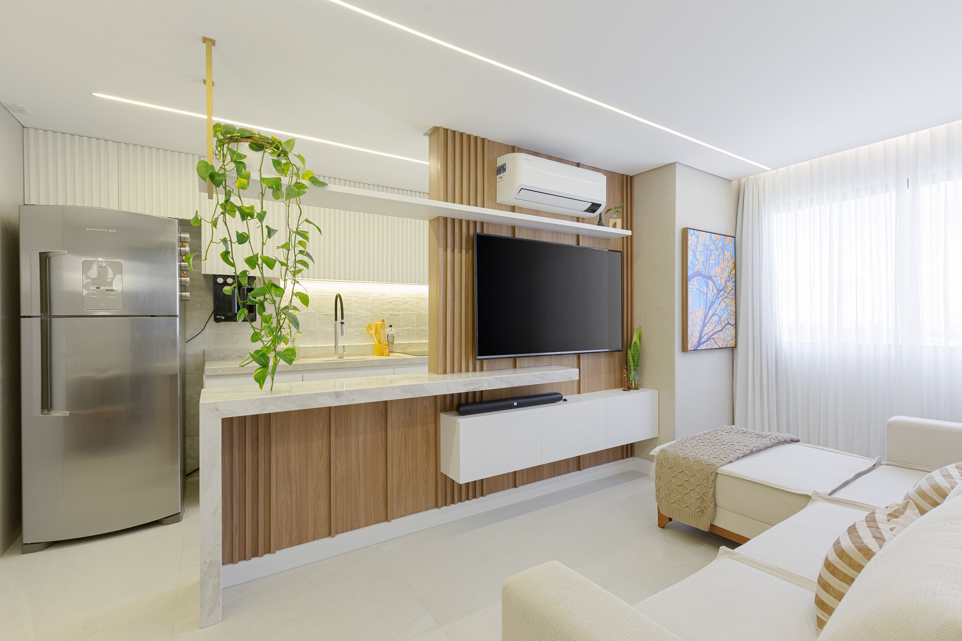 Sala e cozinha integradas em apartamento pequeno em estilo minimalista
