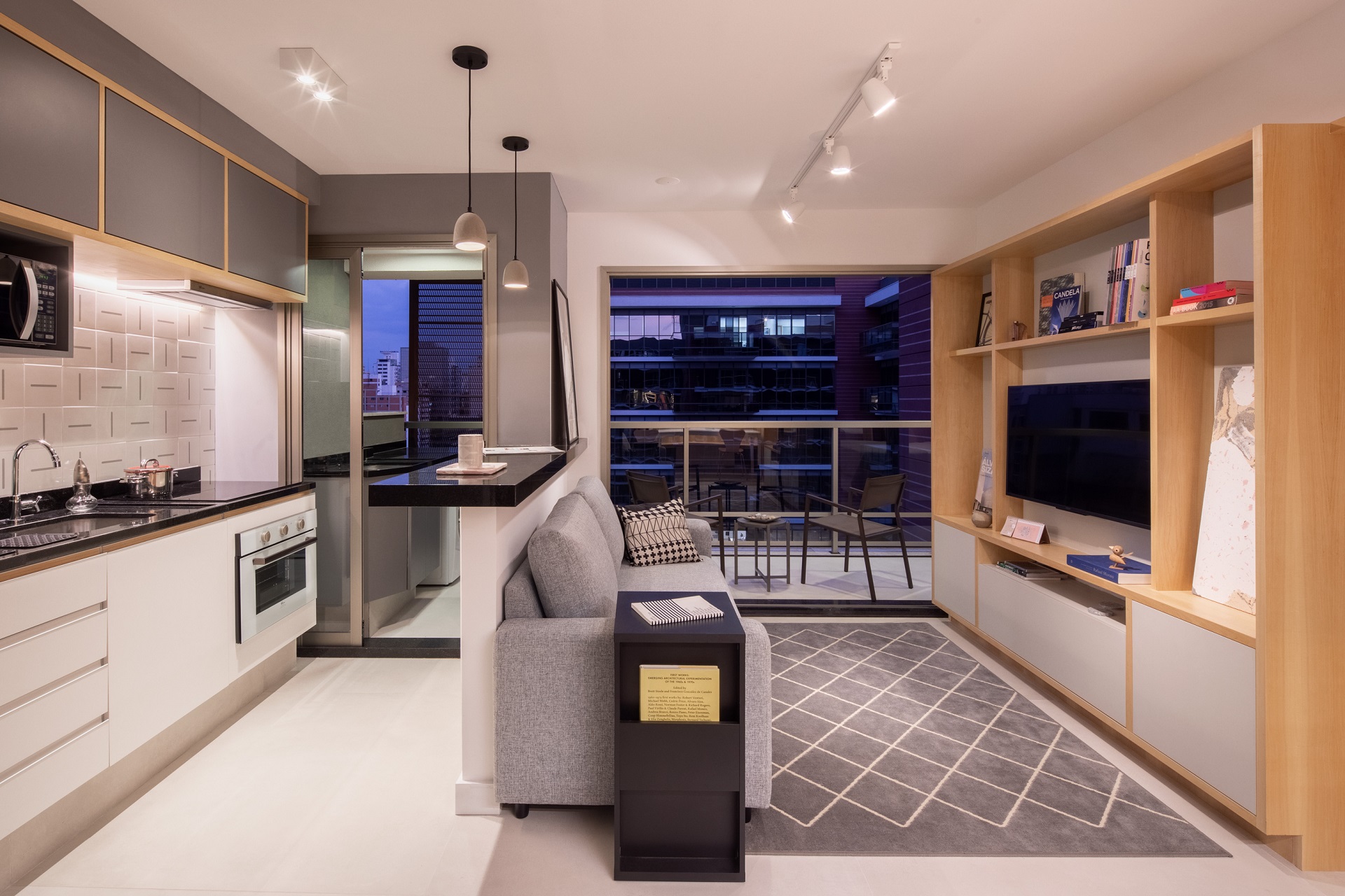 Cozinha e sala integradas em apartamento pequeno em tons neutros variados