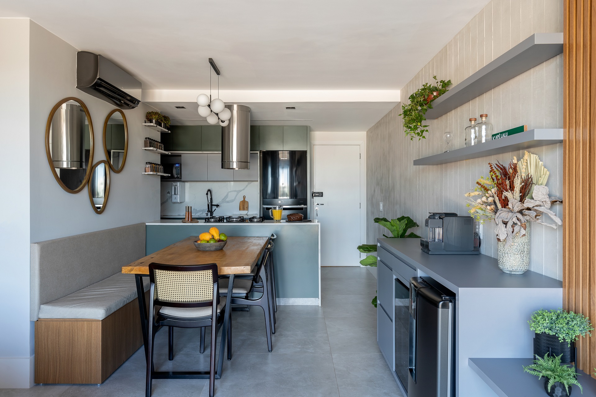 Sala e cozinha integradas em apartamento com tons neutros que mistura estilos decorativos