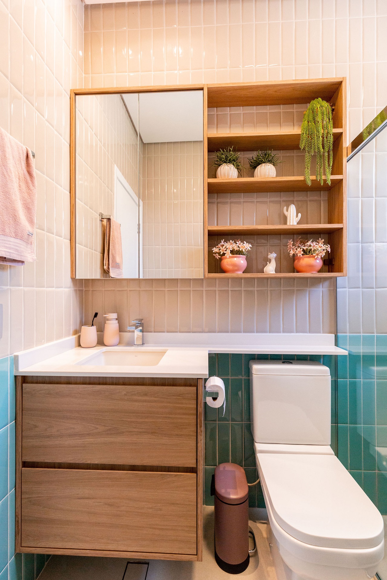 Banheiro pequeno com revestimento em rosa e verde nas paredes