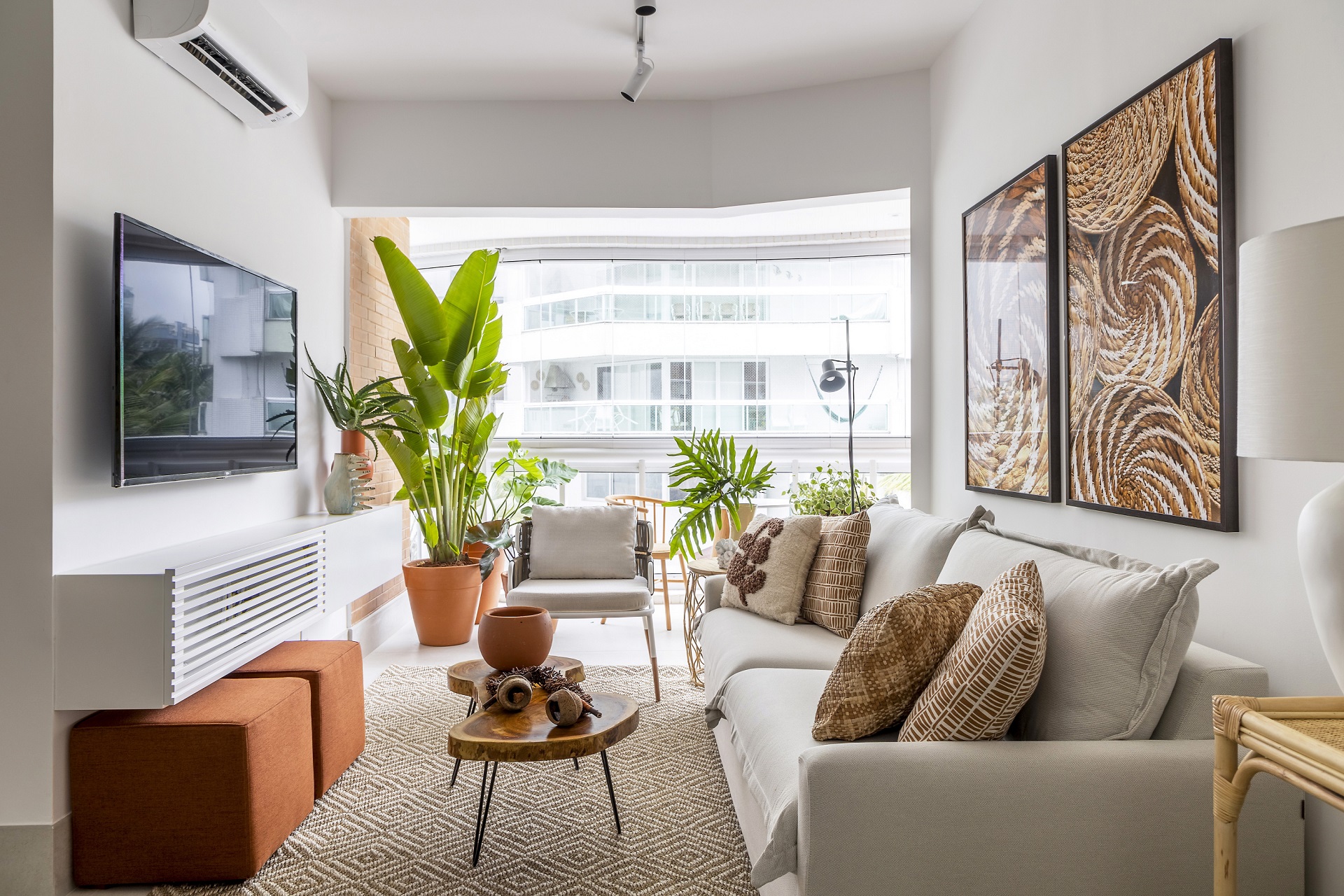 Sala de estar de apartamento com elementos tropicais