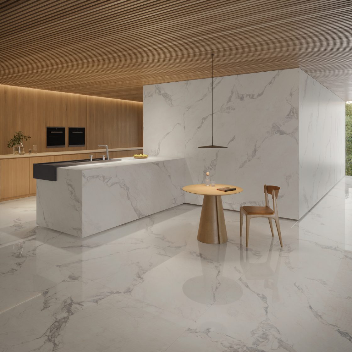 Cozinha com porcelanato que reproduz mármore nas paredes, no piso e na ilha; mesa e cadeira de madeira e armários também em madeira