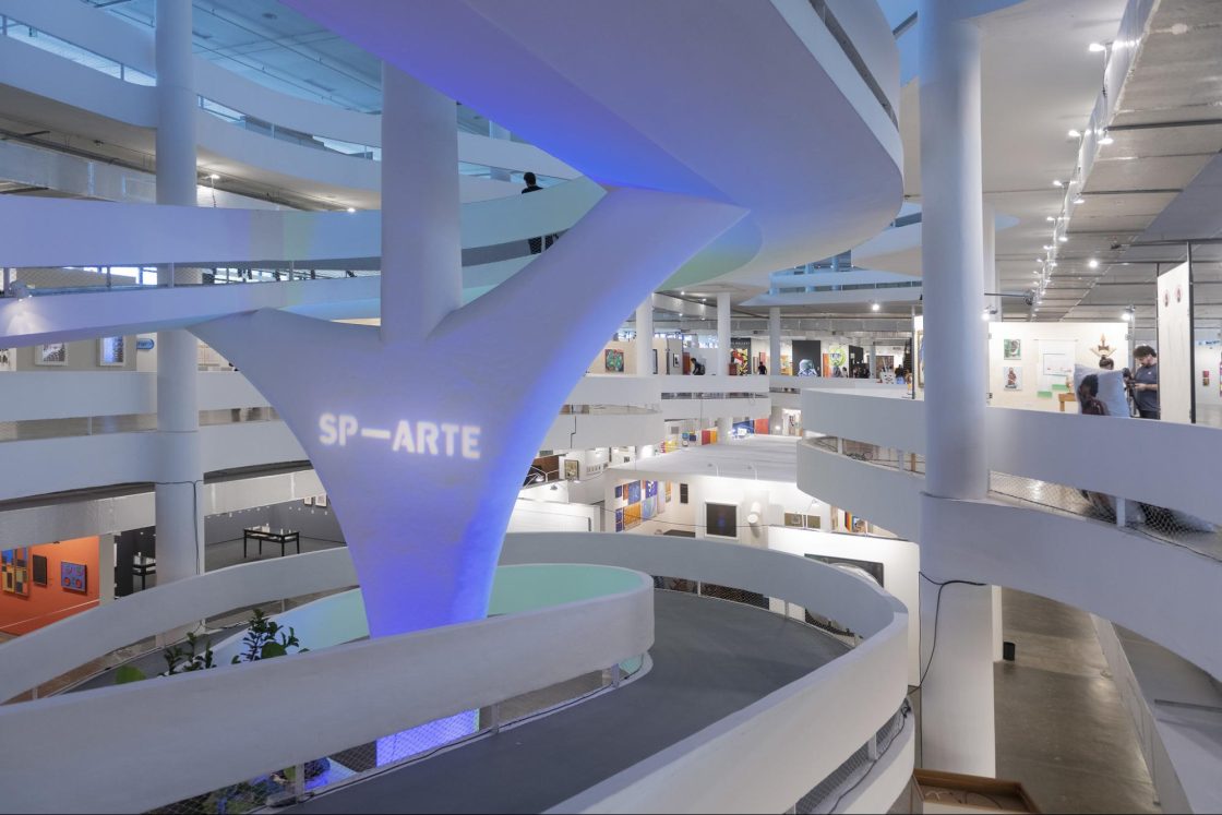 Acima, vista da SP–Arte no Pavilhão da Bienal em 2023