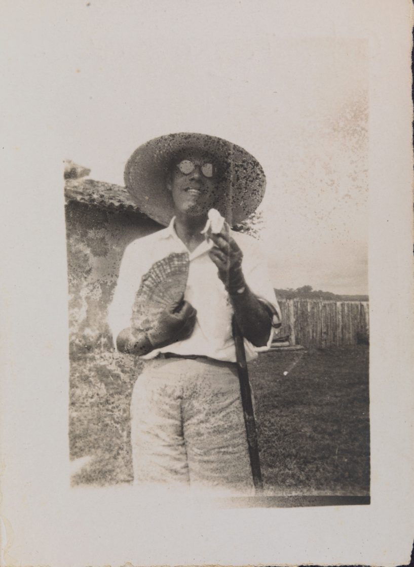 Fotografia de Mário de Andrade (São Paulo, Brasil, 1893—1945). Aposta de ridículo em Tefé, 12.6.1927. Impressão digital sobre papel, 6,1 × 3,7 cm