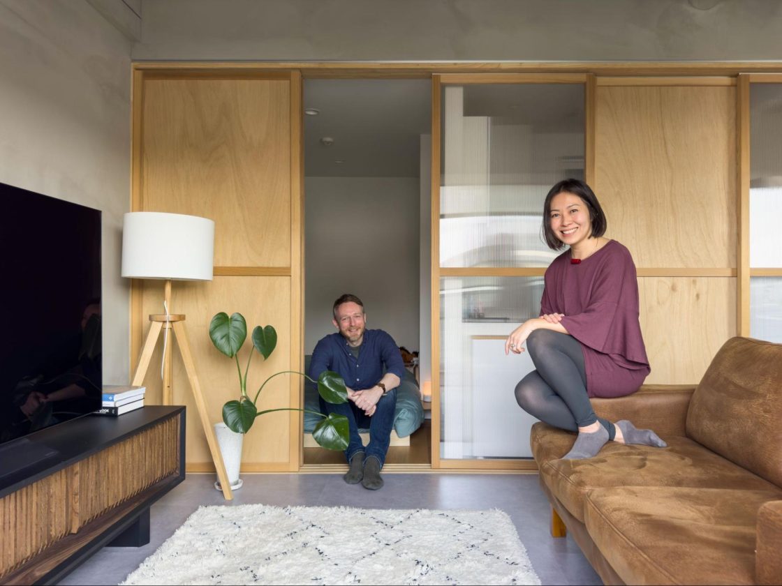 As portas de correr permitem integrar ou isolar quarto, sala de banho, closet e cozinha