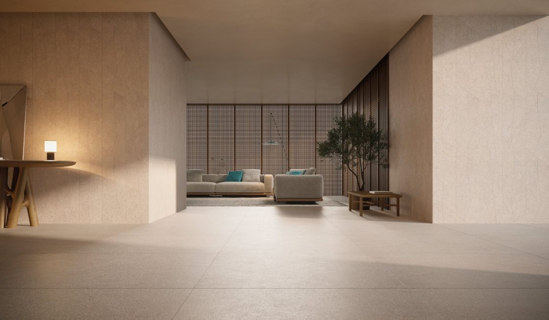 Sala de estar ampla, com piso e paredes em revestimento cor areia