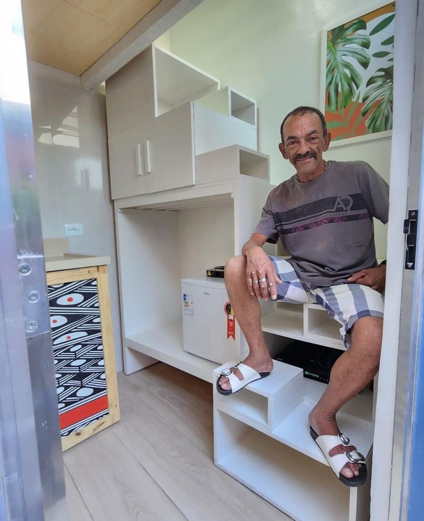 Tiquinho em sua casa reformada, com escada-estante e geladeira 