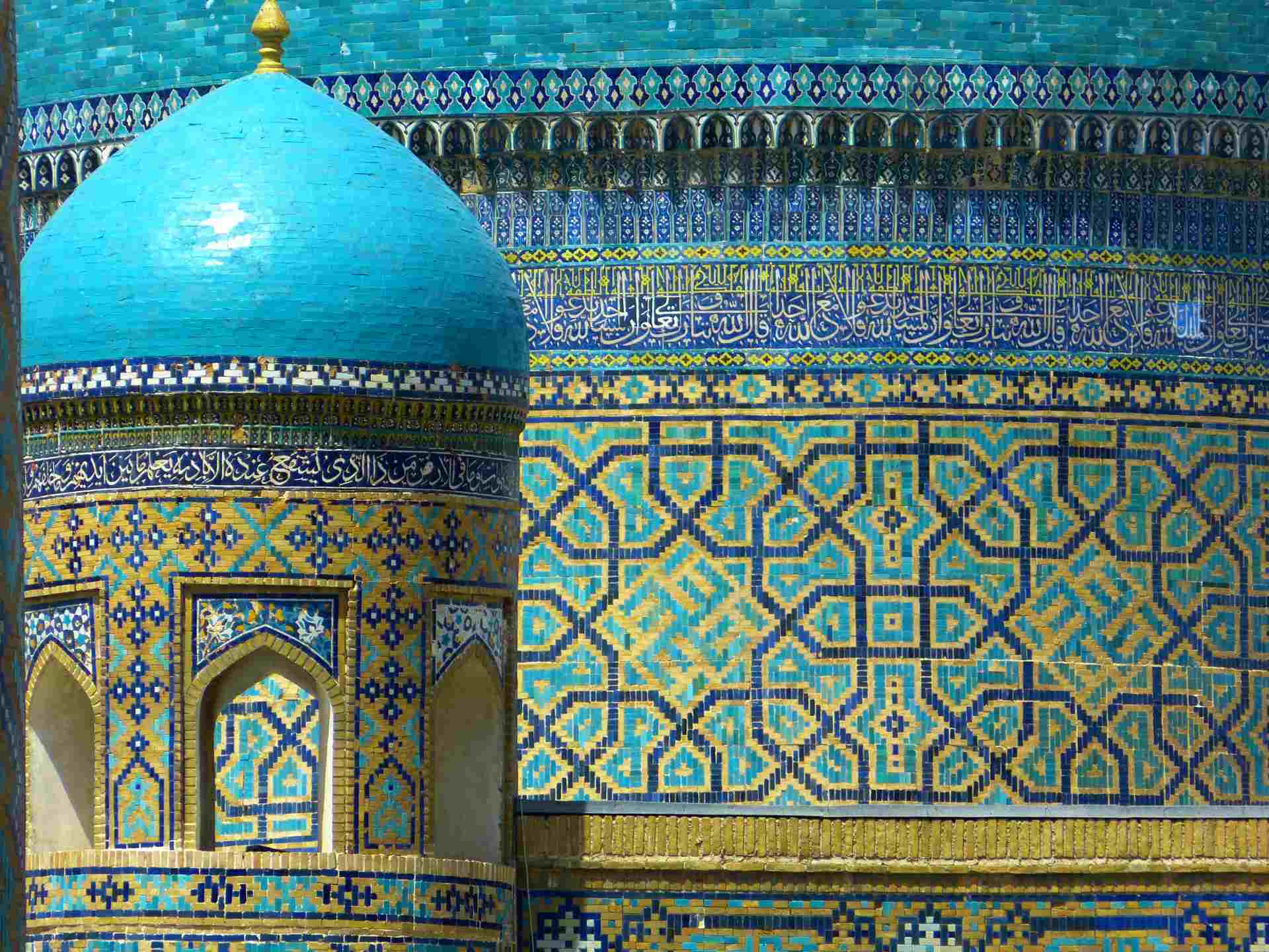 Mesquita revestida de mosaicos tradicionais