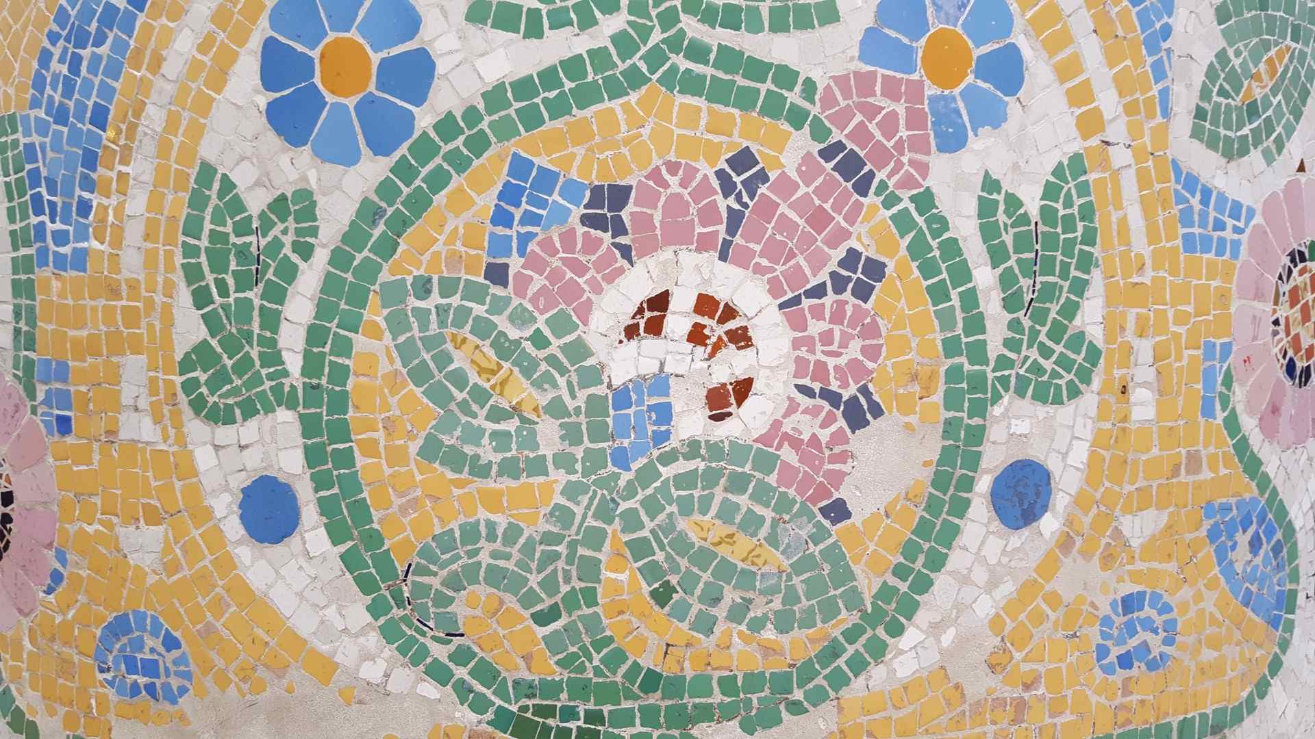 Mosaico com pedaços de azulejos coloridos