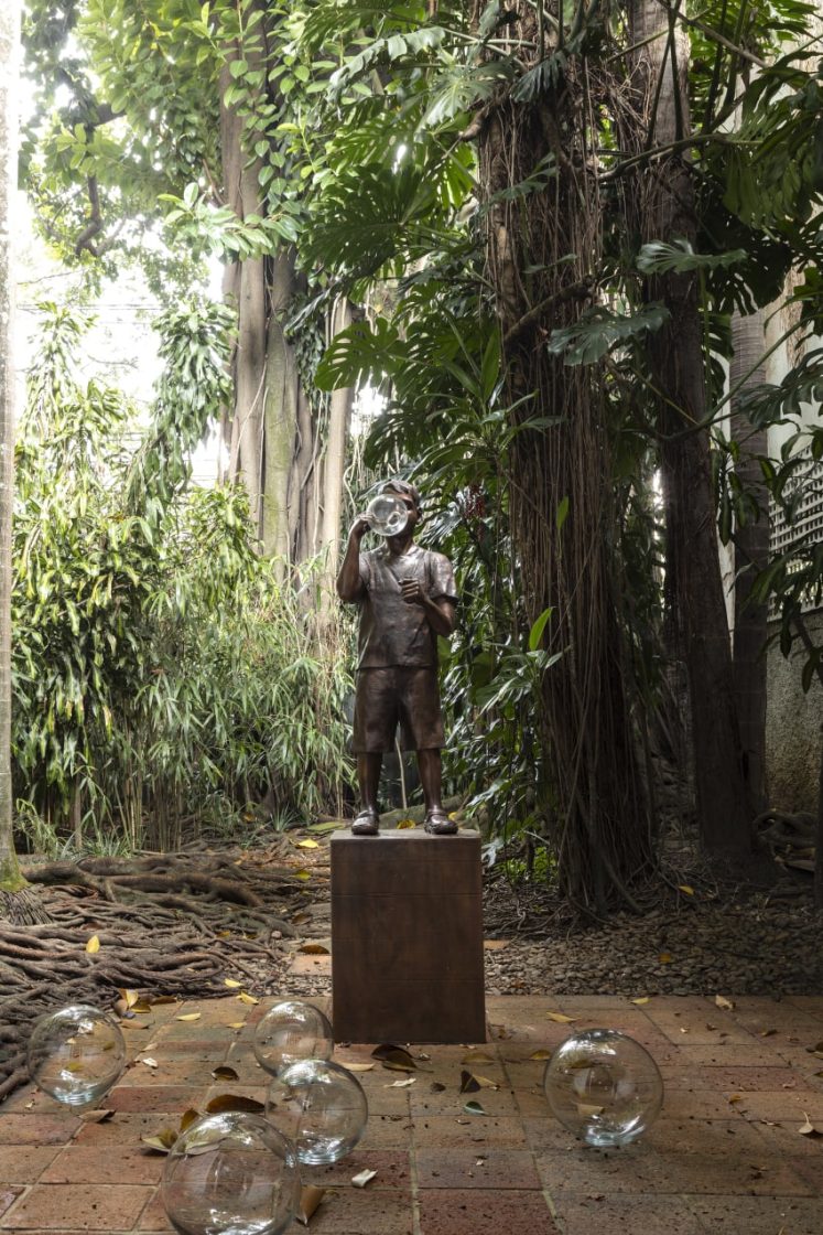 A escultura Na medida do Impossível (2014), de bronze e vidro, assinada por Flávio Cerqueira, ocupa o jardim da Casa Zalszupin 