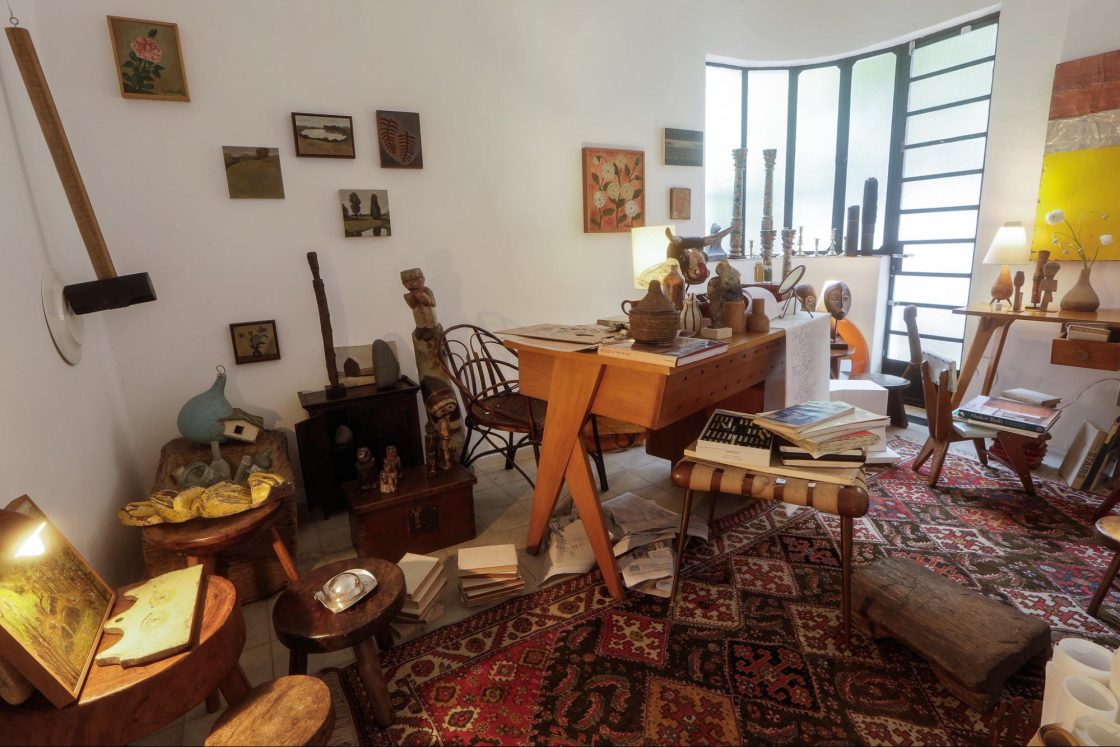 A mostra Funil ocupa a Casa SP–Arte com objetos, móveis, tecidos e obras de arte que refletem os 50 anos