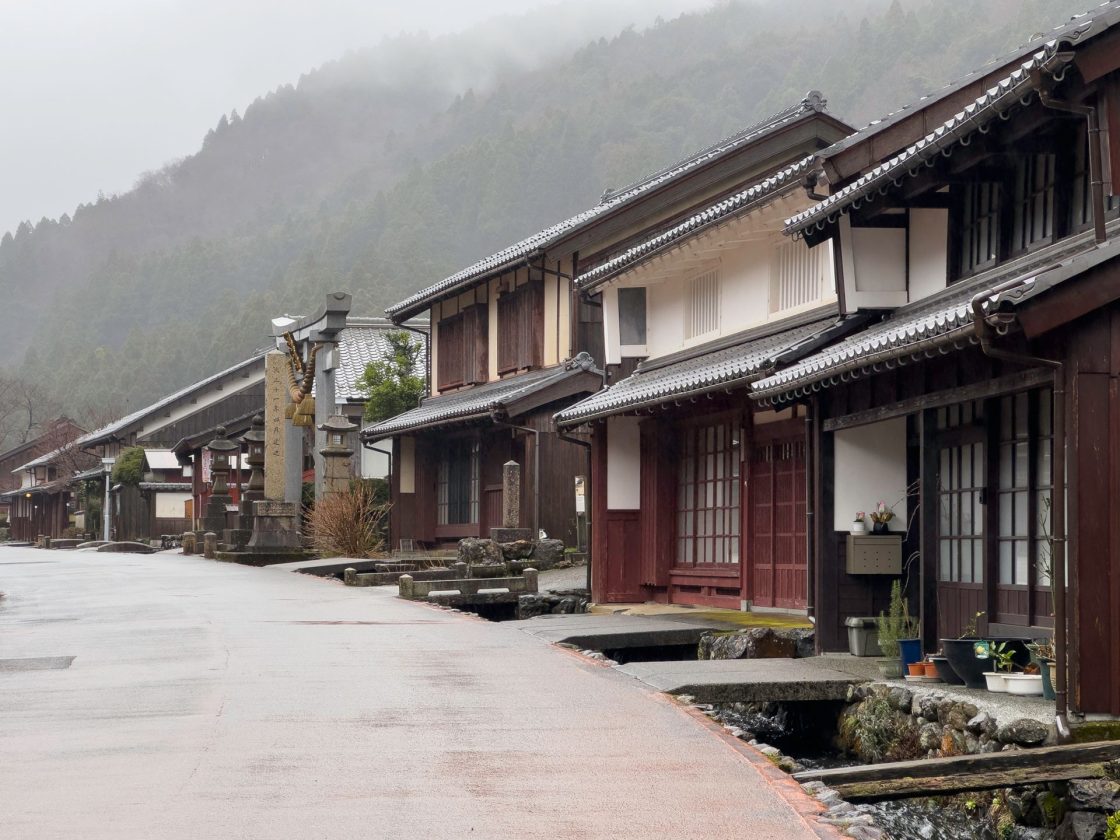 A vizinhança da cidade histórica de Kumagawa-juku, no interior do Japão 