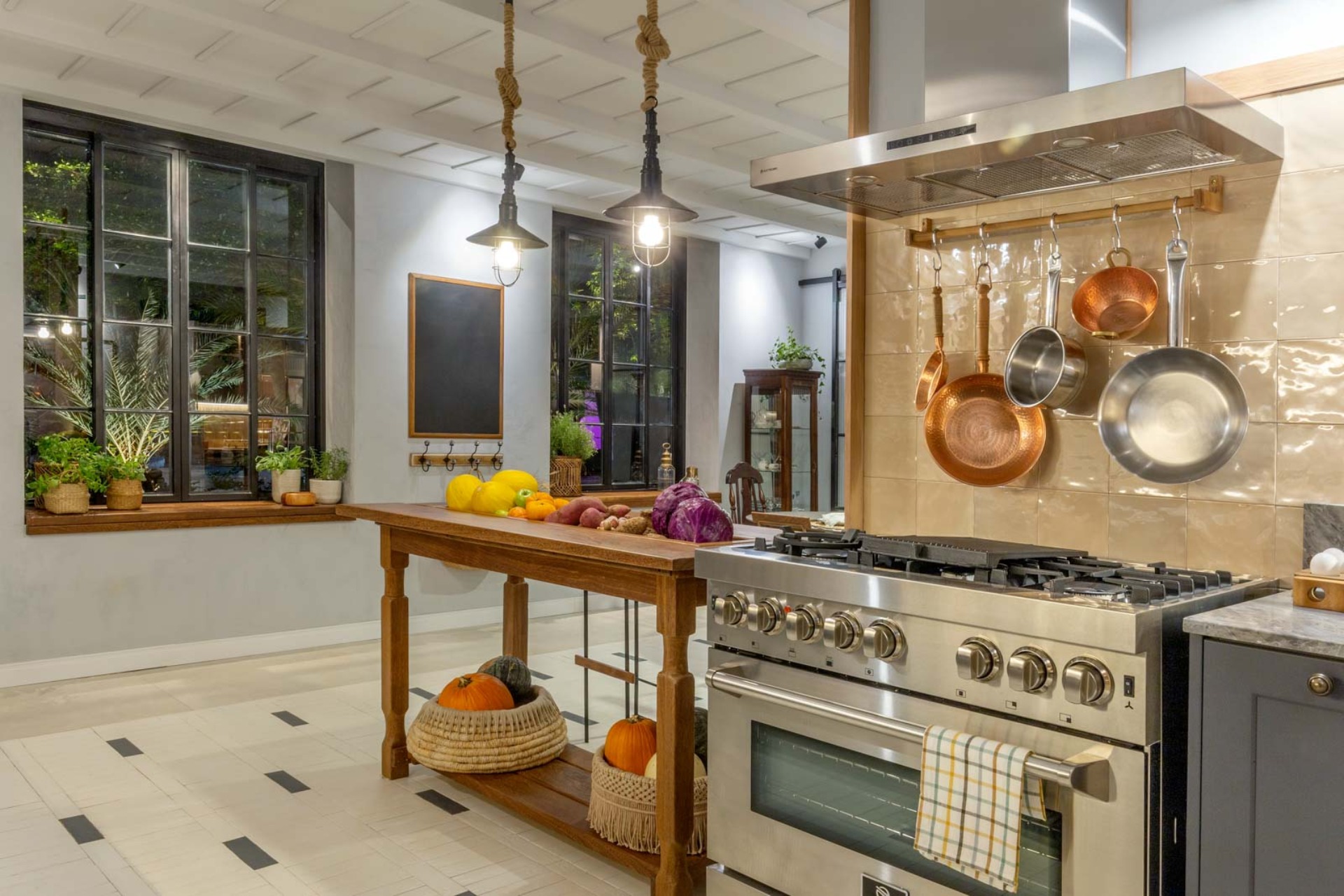 Cozinha com fogão e bancada de madeira, lembrando arquitetura do passado