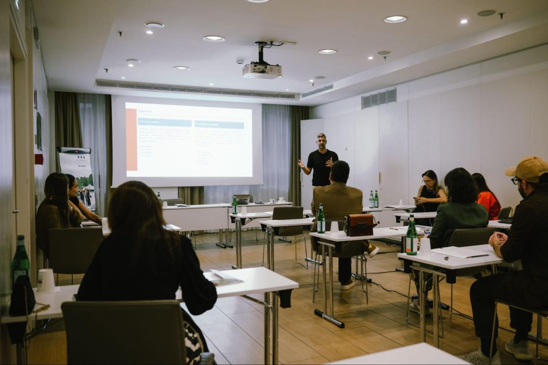 Eduardo Scoz, gerente de inovação e branding corporativo da Portobello, conduz a pesquisa dos profissionais criativos da Comunidade Portobello+Arquitetura na semana de design de Milão