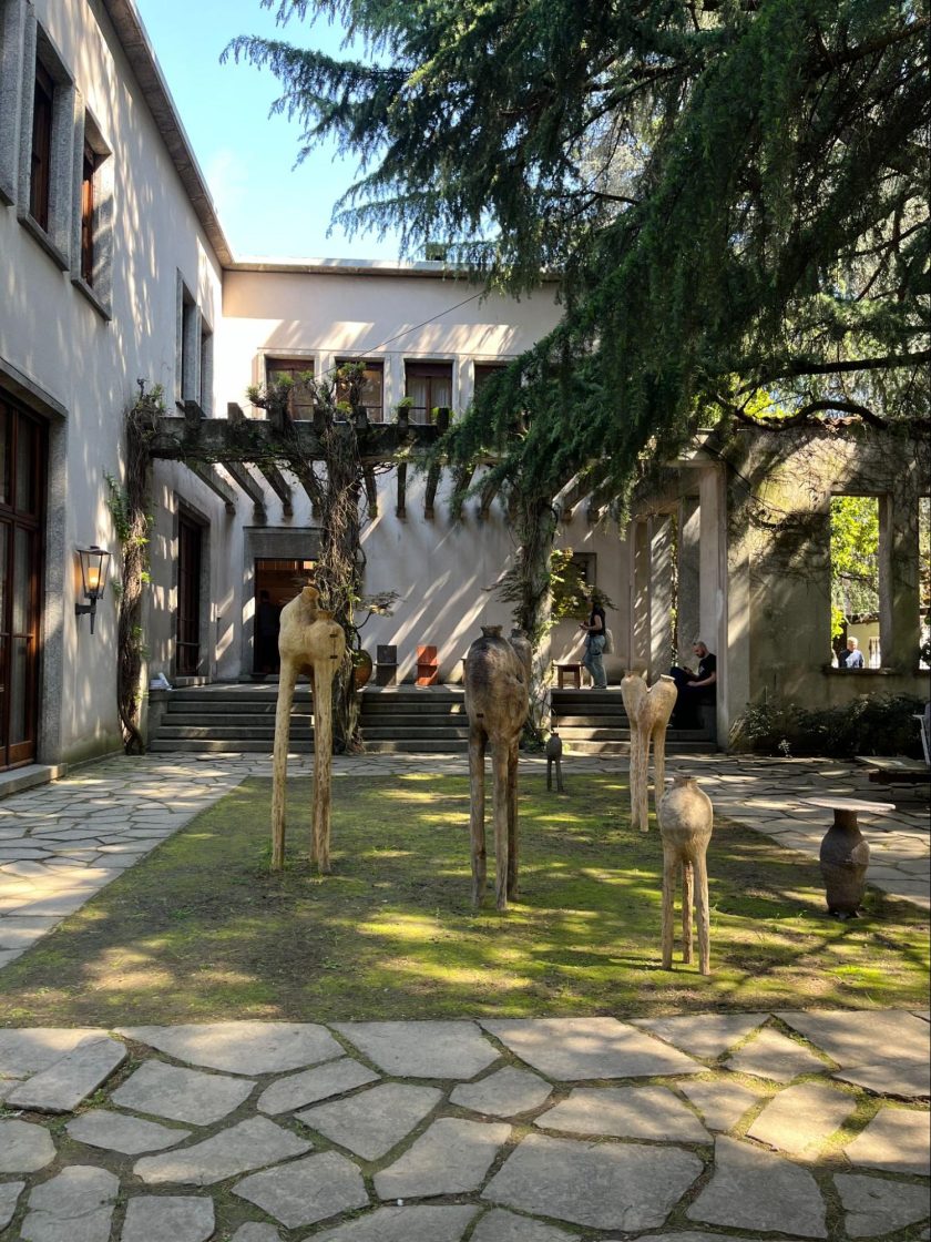  Instalação Patio, com peças da coleção High Vase, de Cengiz Hartmann na Villa Borsani, em Alcova 