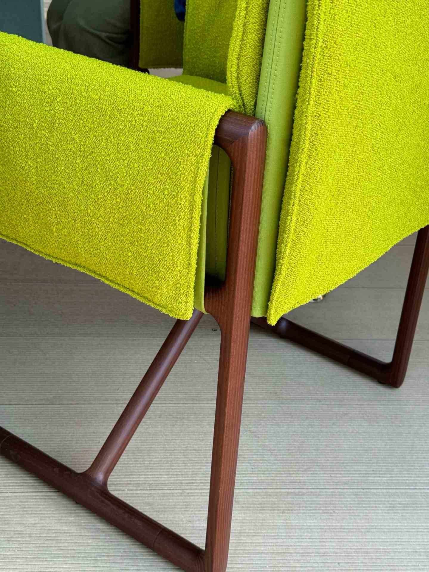 Cadeira verde-limão com design contemporâneo