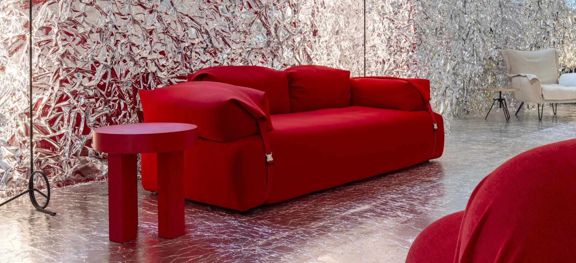 Coleção Moroso, em parceria com a Diesel, para a Semana de Design de Milão. Destaque para o sofá vermelho