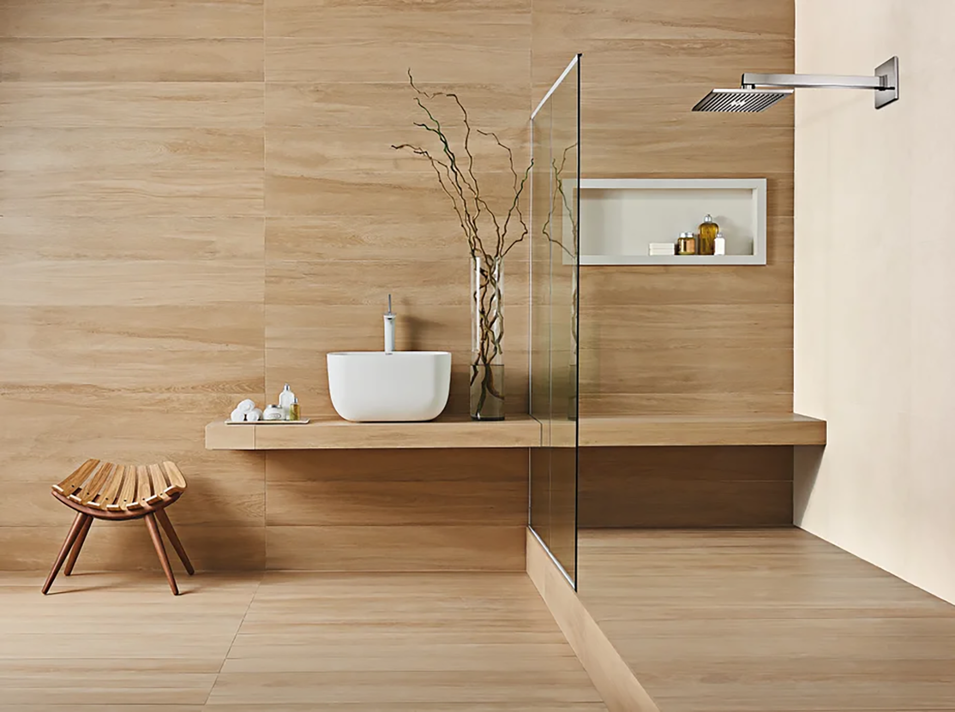 Banheiro minimalista com revestimento de piso e parede em porcelanato que reproduz madeira