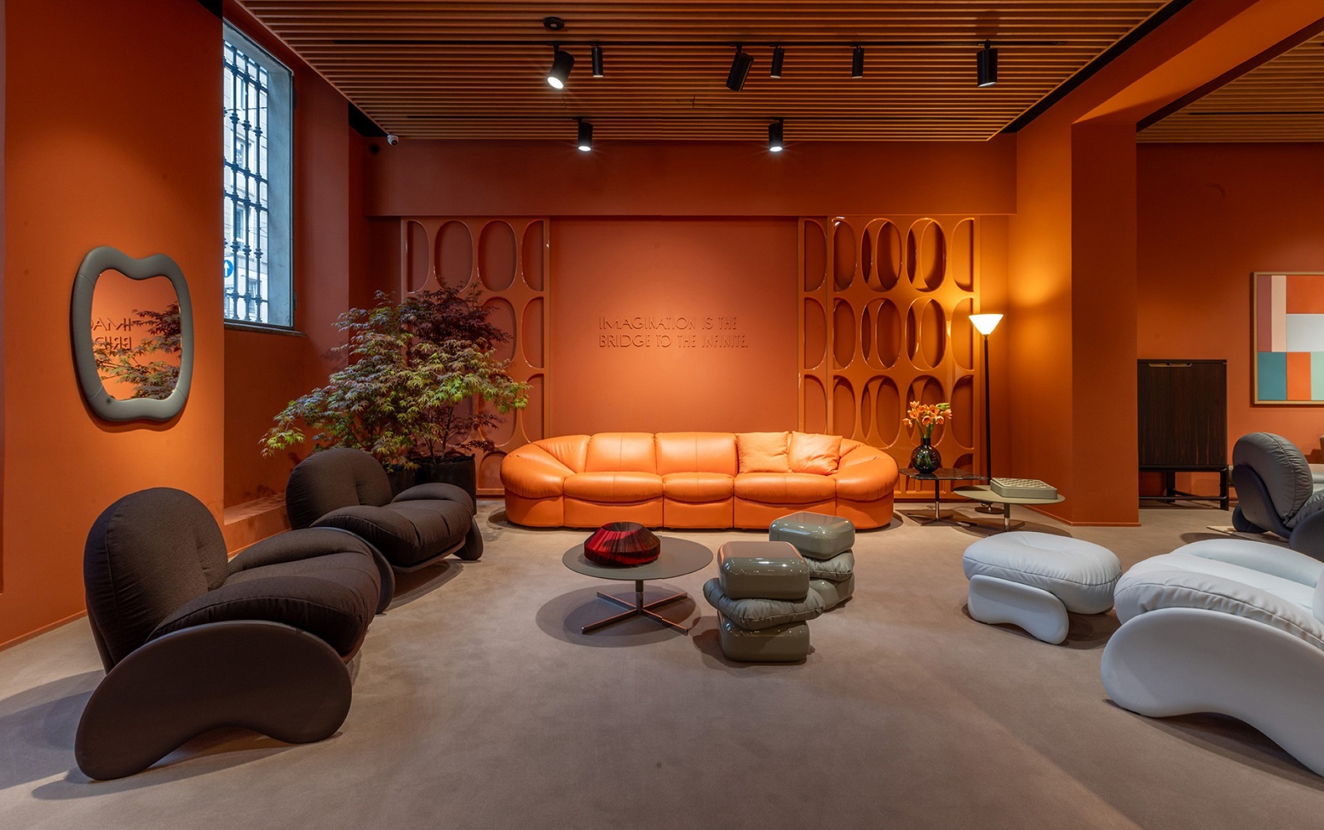 Sala de estar com estética da década de 70, com paredes em laranja e móveis em formas orgânicas