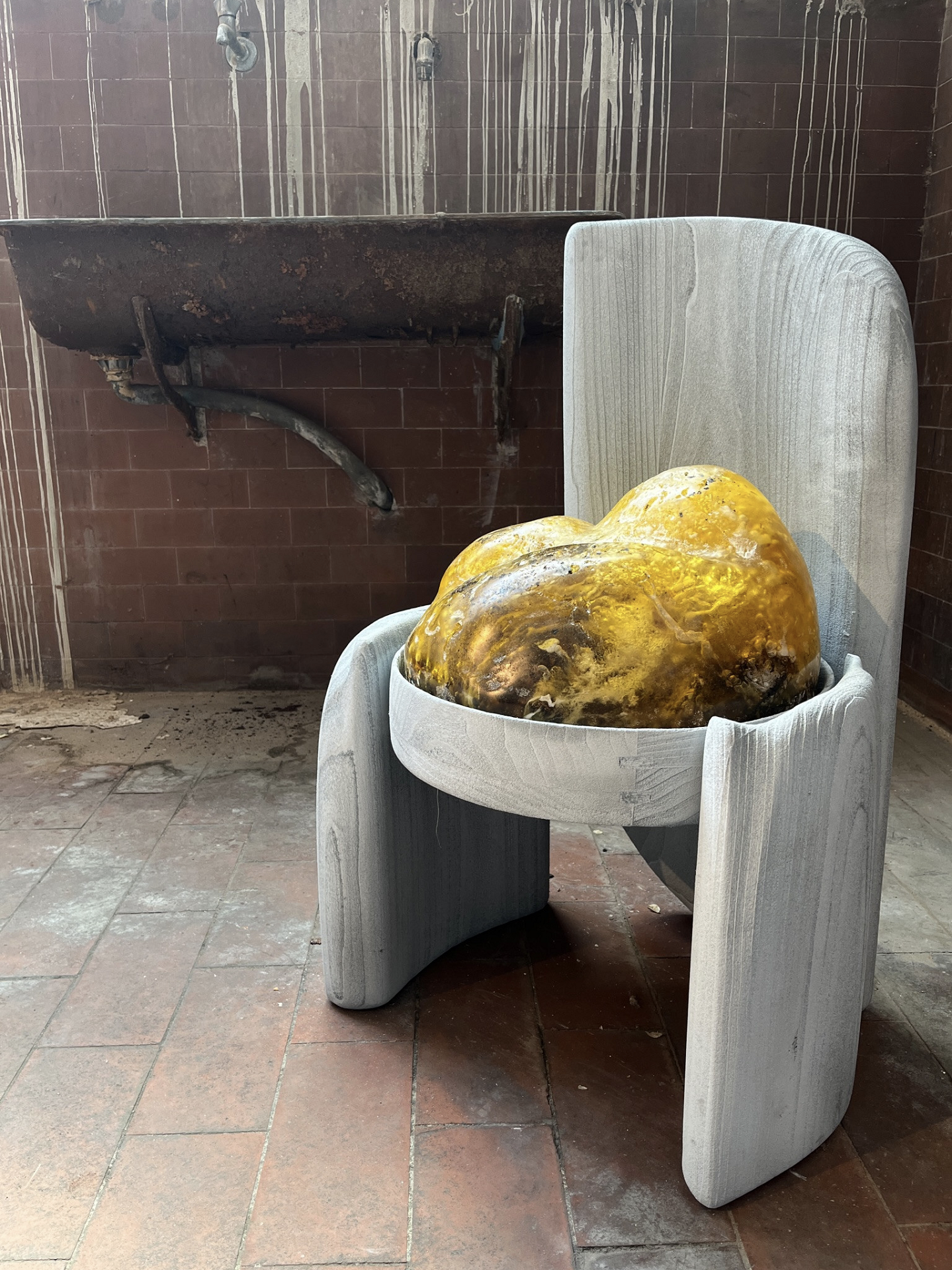 Cadeira e bancada em exposição da Semana de Design de Milão