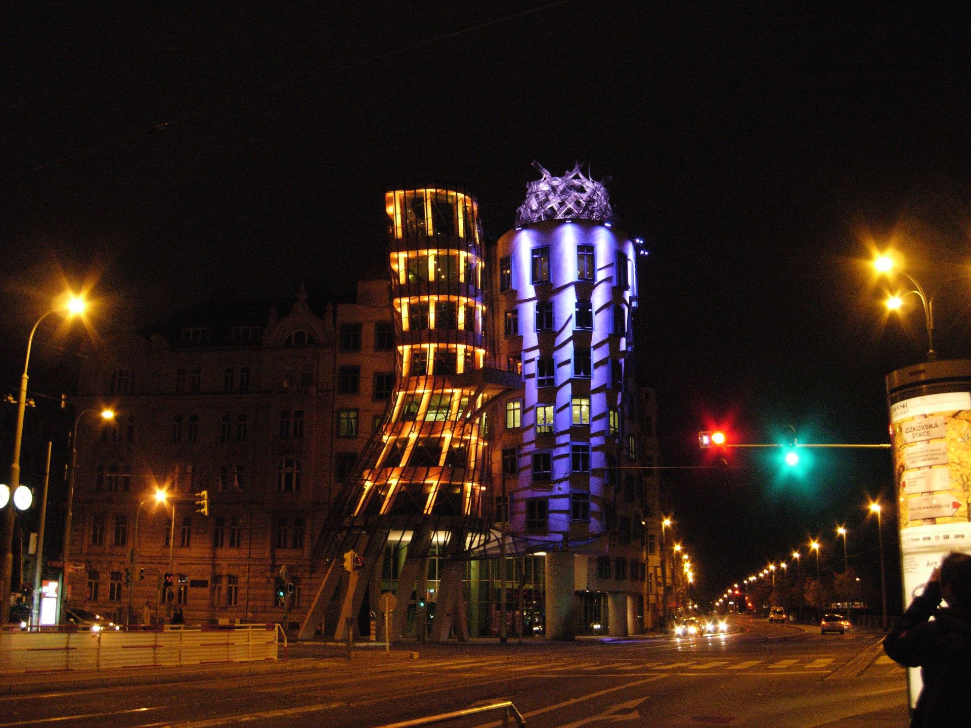 Projeção mapeada sobre o edifício Dancing House, em Praga, na República Checa, do arquiteto Frank Gehry