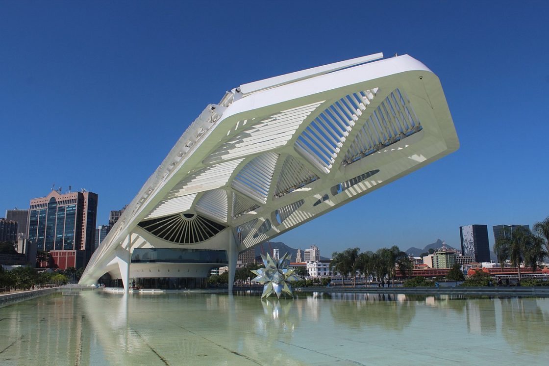 Destaque para o Museu do Amanhã, no RJ, que tem o teto feito com placas fotovoltaicas